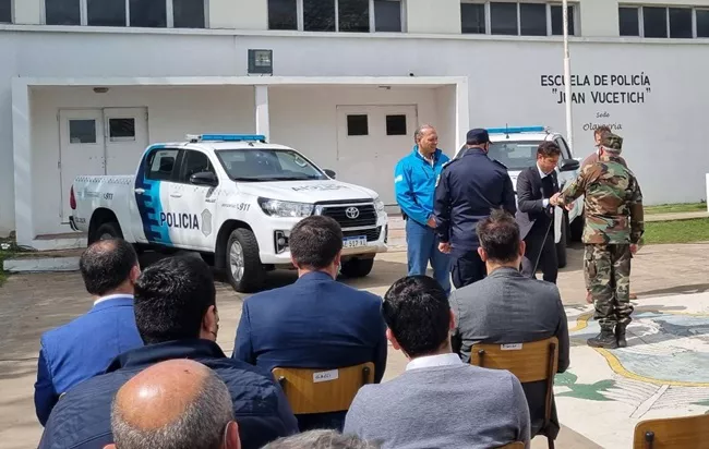 Entrega de móviles policiales