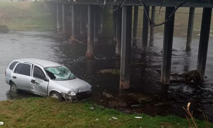 Auto en el arroyo