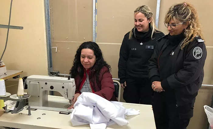 Confeccionaron 300 sábanas e indumentaria para el Hospital Pintos