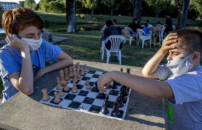 Ajedrez en costanera (Lucas Tedesco)