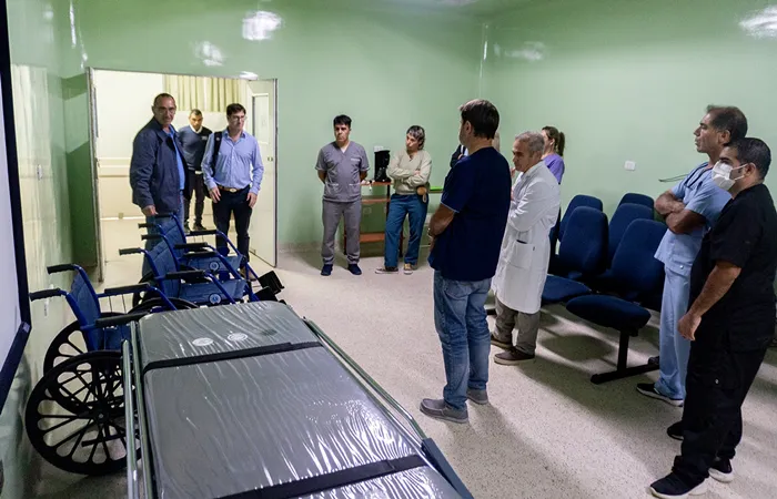 Entrega de sillas y camilla