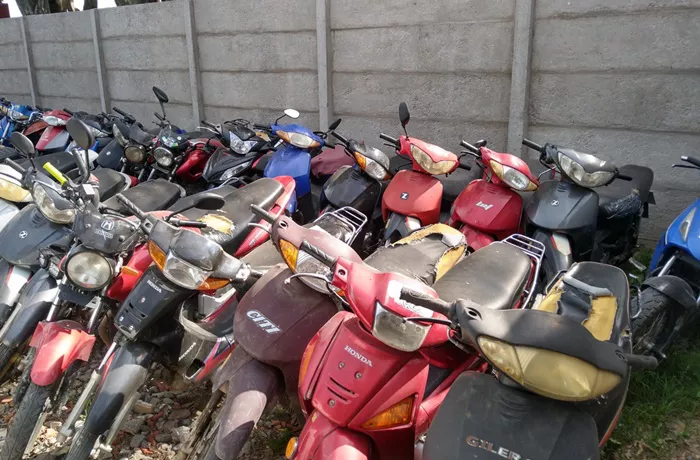 Motos