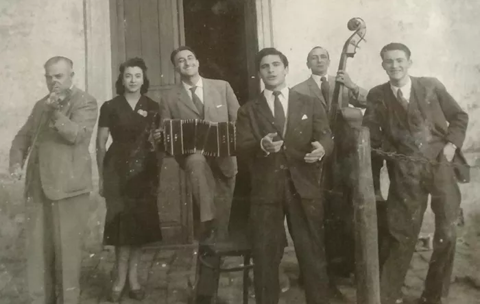 Thelma y Bene Bethel con la orquesta