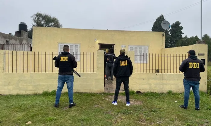 Desarticularon una banda que realizaba estafas por WhatsApp