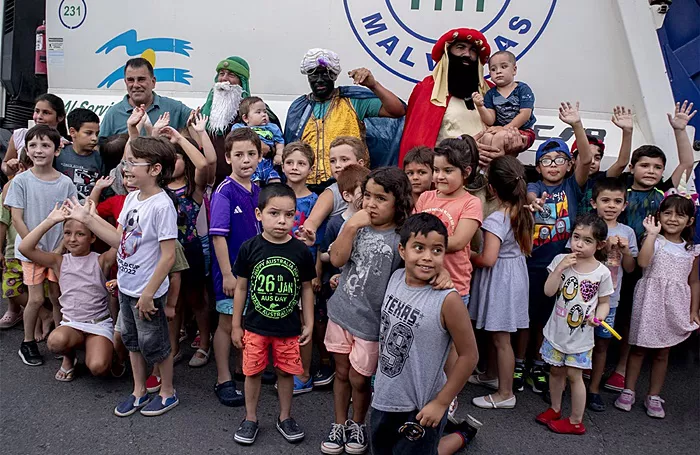 Los Reyes Magos recorrieron Azul