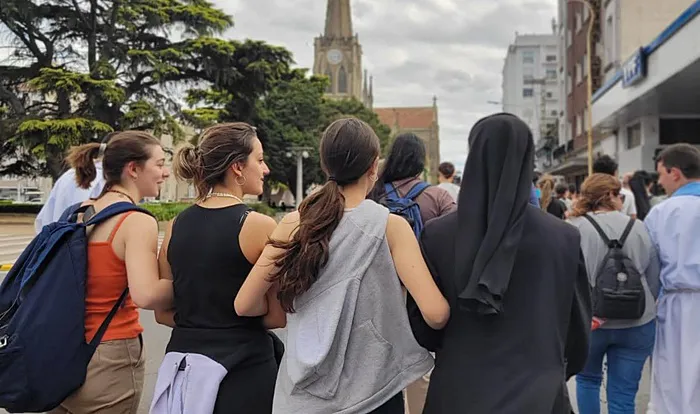 Mujeres camino a la Catedral de Azul