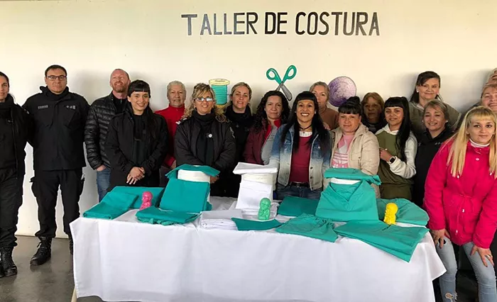 Confeccionaron 300 sábanas e indumentaria para el Hospital Pintos