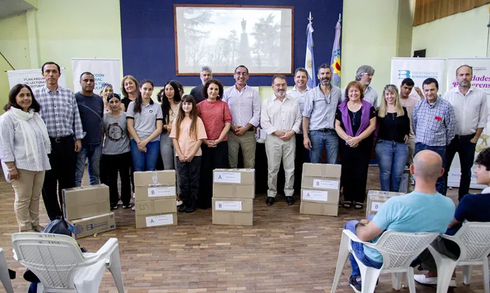 Entrega de libros en Azul