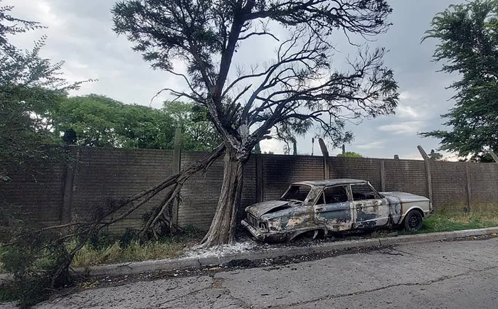 Auto incendiado